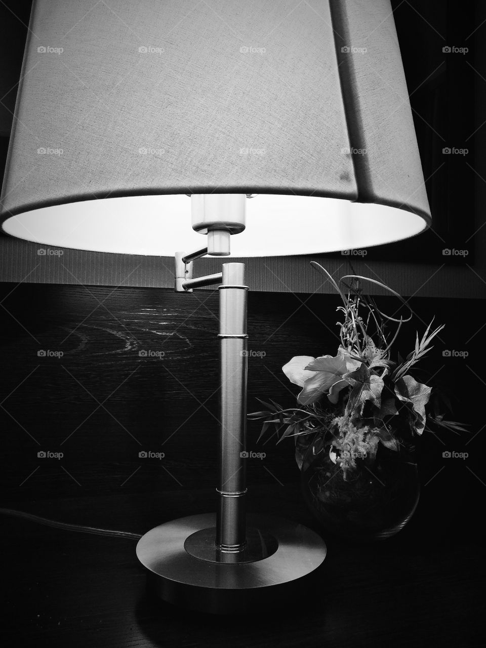 интерьер,настольная лампа и флористический букет