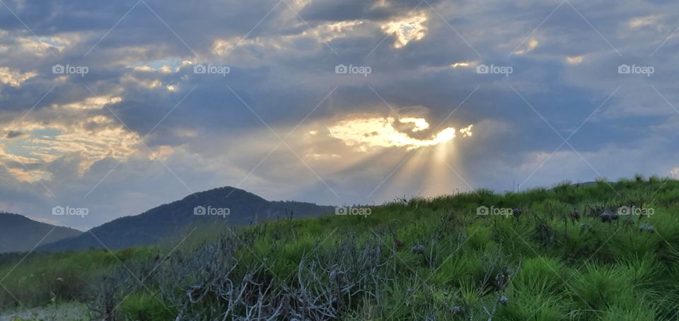 raios de sol nas nuvens