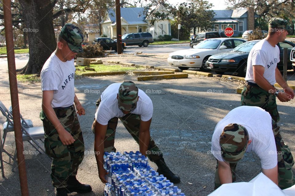 Air Force personnel begin transporting bottled water to Hurricane Katrina victims 