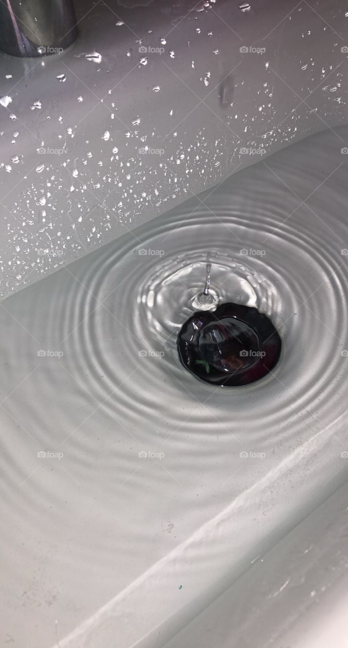 This is such a relaxing photo i took of my sink with the ripples from adding a drop of water via a pipet. Around the sink there are also star looking patterns which are also drops of water that shone with the flash of the camera🤩