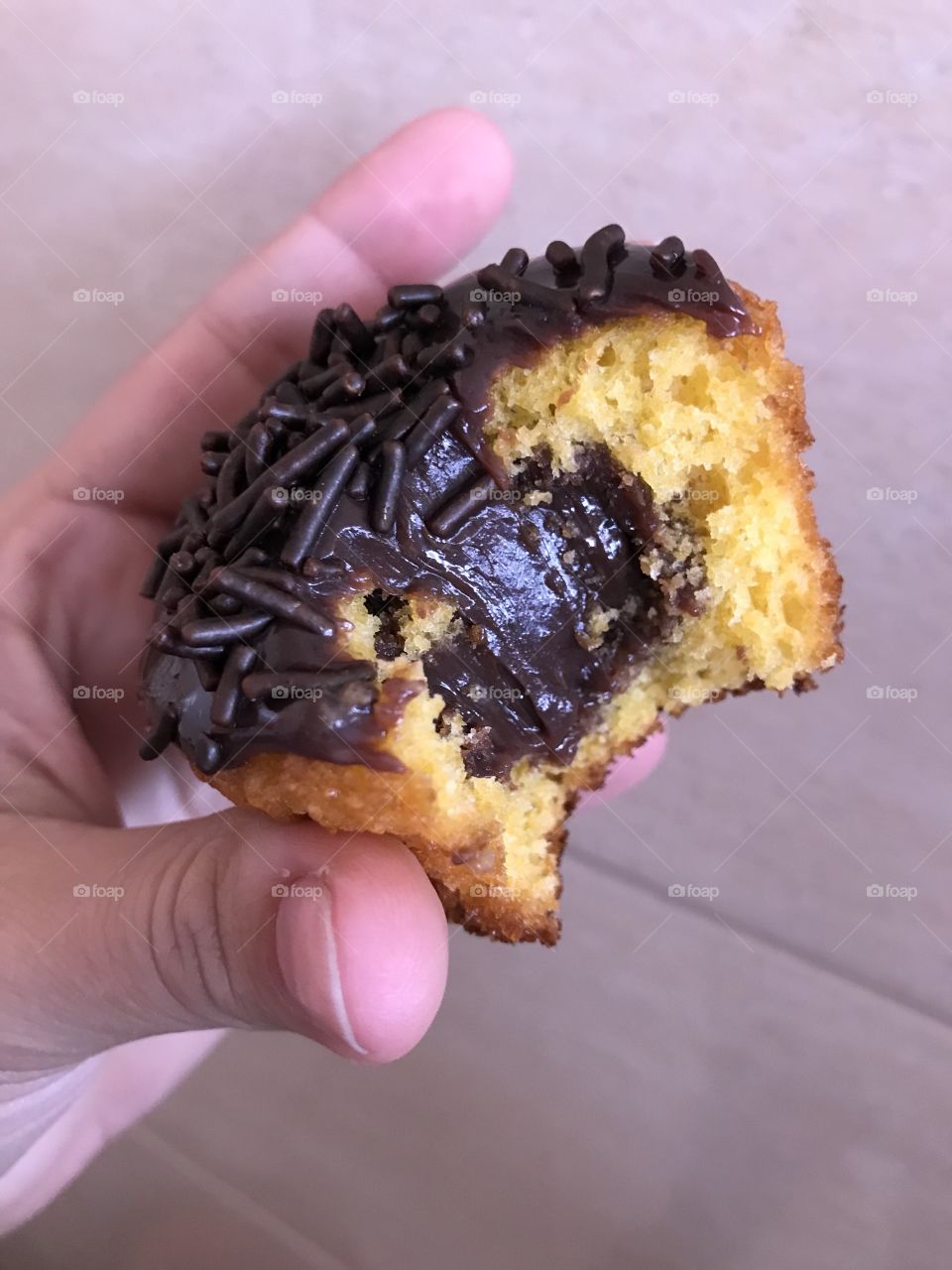 Nada melhor que um docinho para animar a tarde! Cupcake de cenoura com brigadeiro.