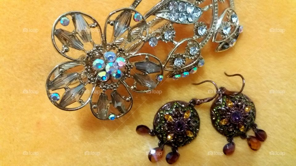 EARING AND HAIR ACCESSORIES