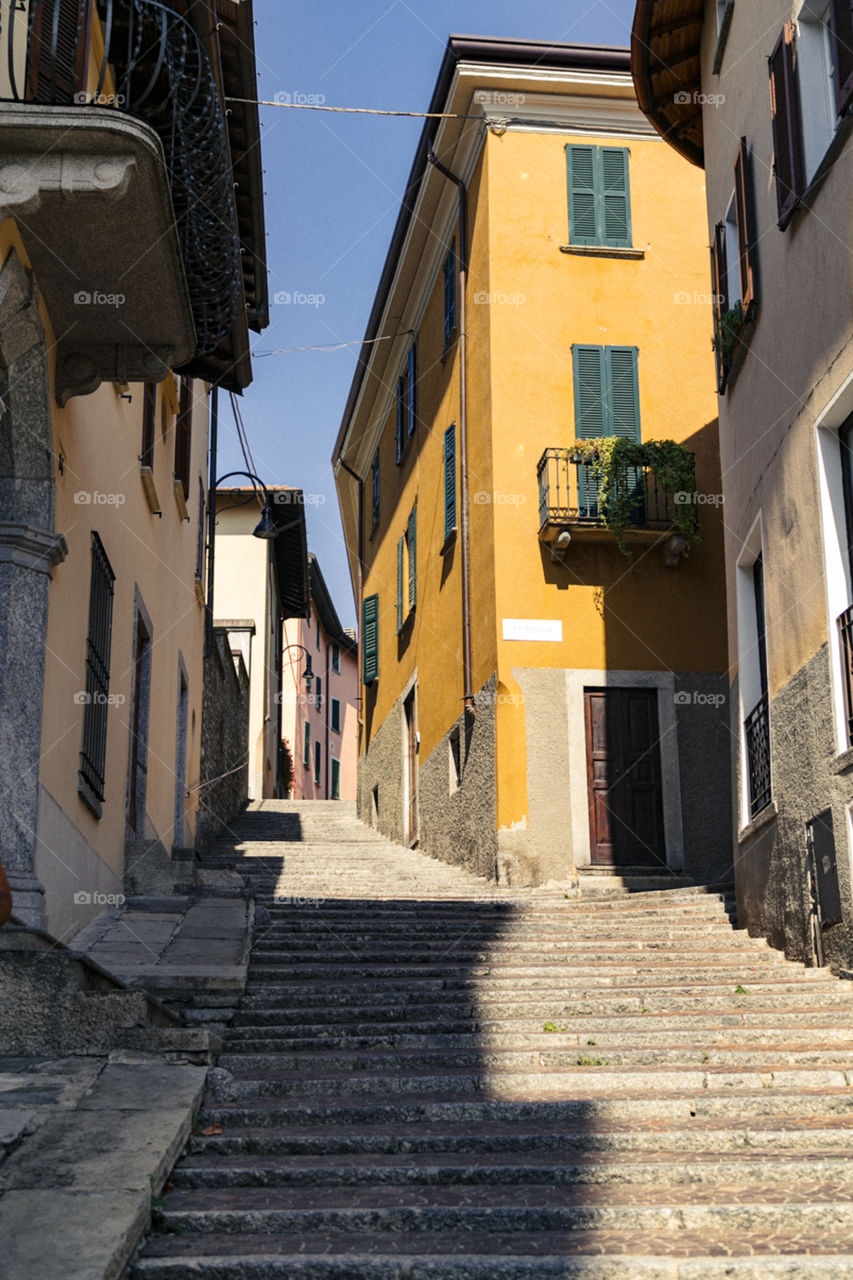 Lago Como no norte da Itália é um lugar lindo para se conhecer na Europa, com paisagens incríveis!