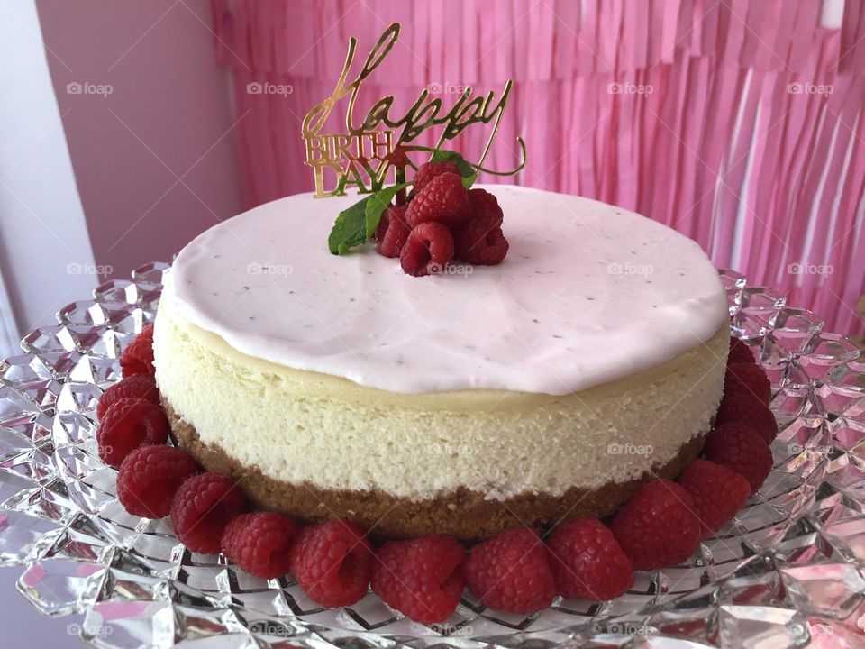 Homemade Cheesecake with raspberries 