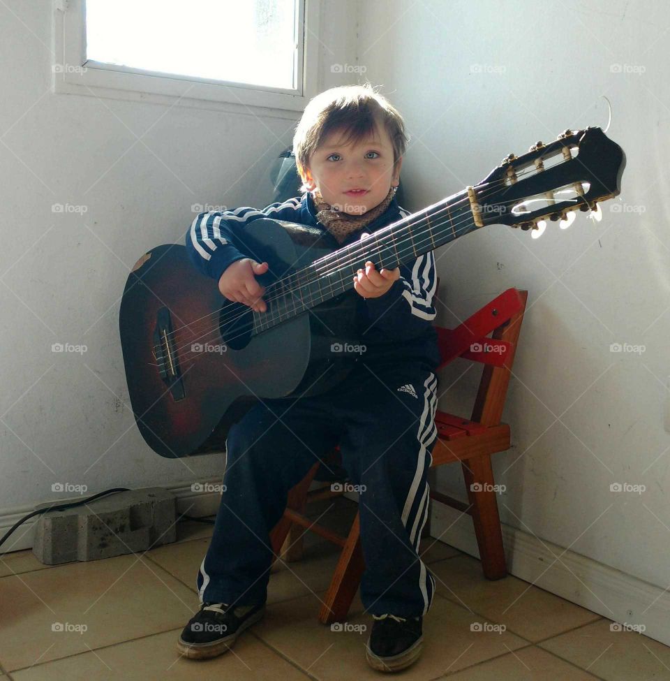 León tocando la guitarra