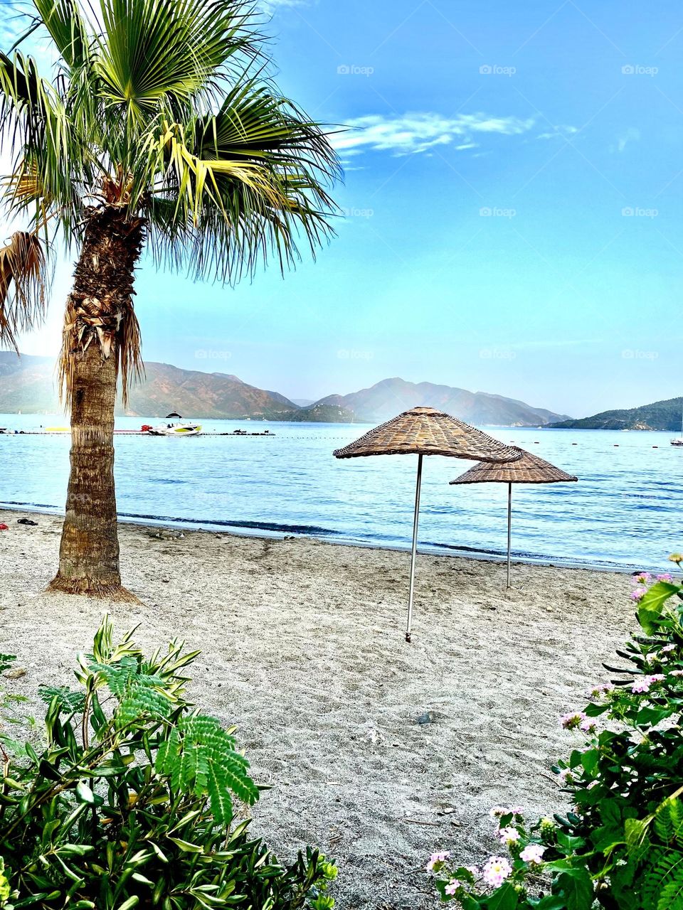 Лето, море, пляж, горы