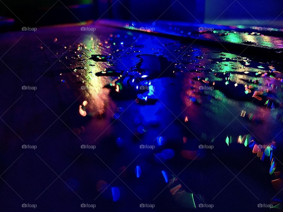 Reflexo de luzes de natal na água.