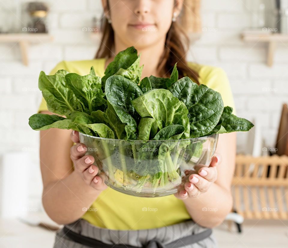 woman eating spinach