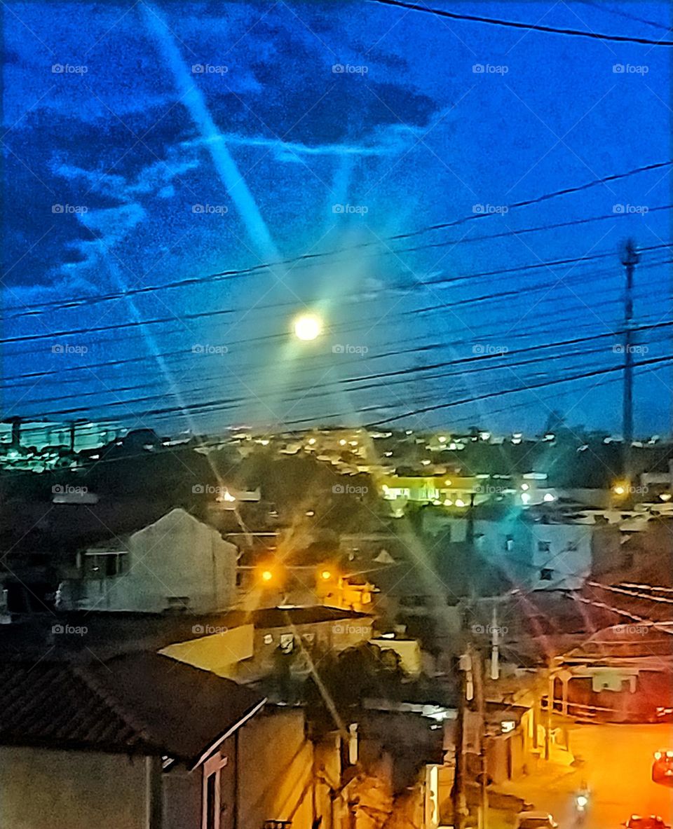 E a noite vai chegando e aparece a lua em noite de lua cheia trazendo beleza para o céu
