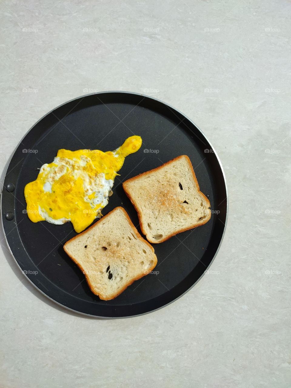 Circular Shaped Nonstick pan with omelette and bread
