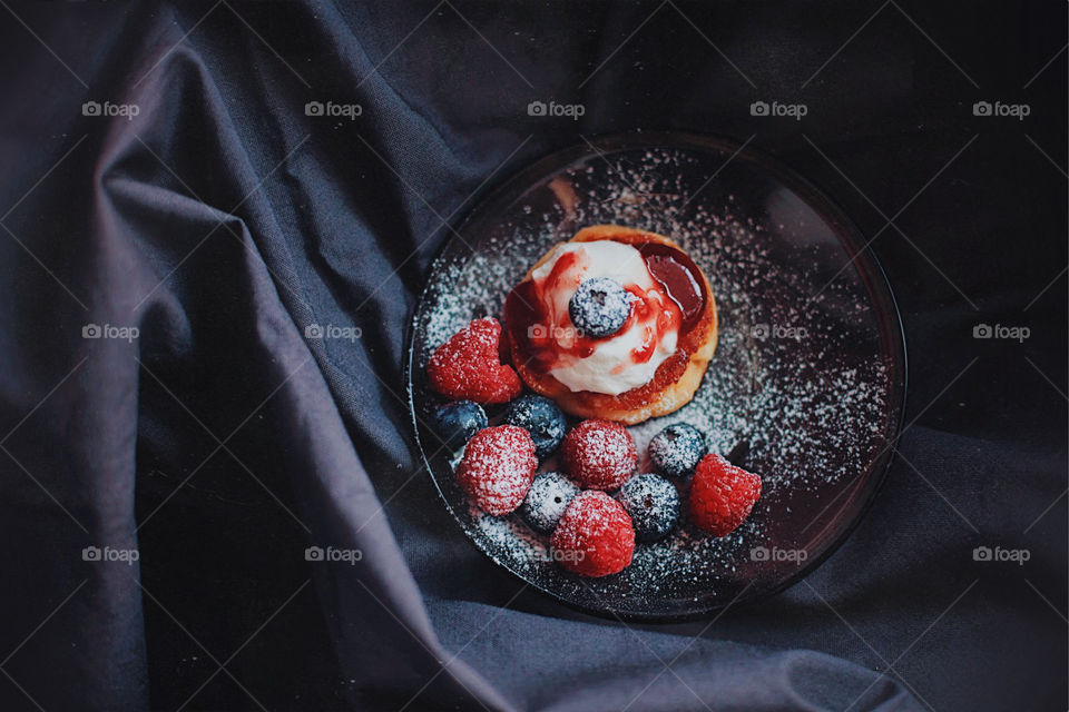 Surniky with berries for breakfast 