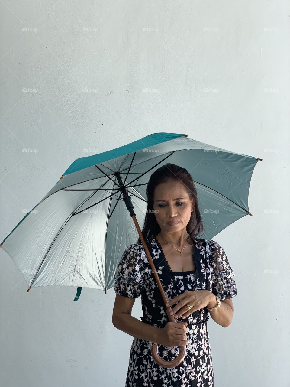 My mom became my model today, nearly 60 years old now but she looks younger than me😂