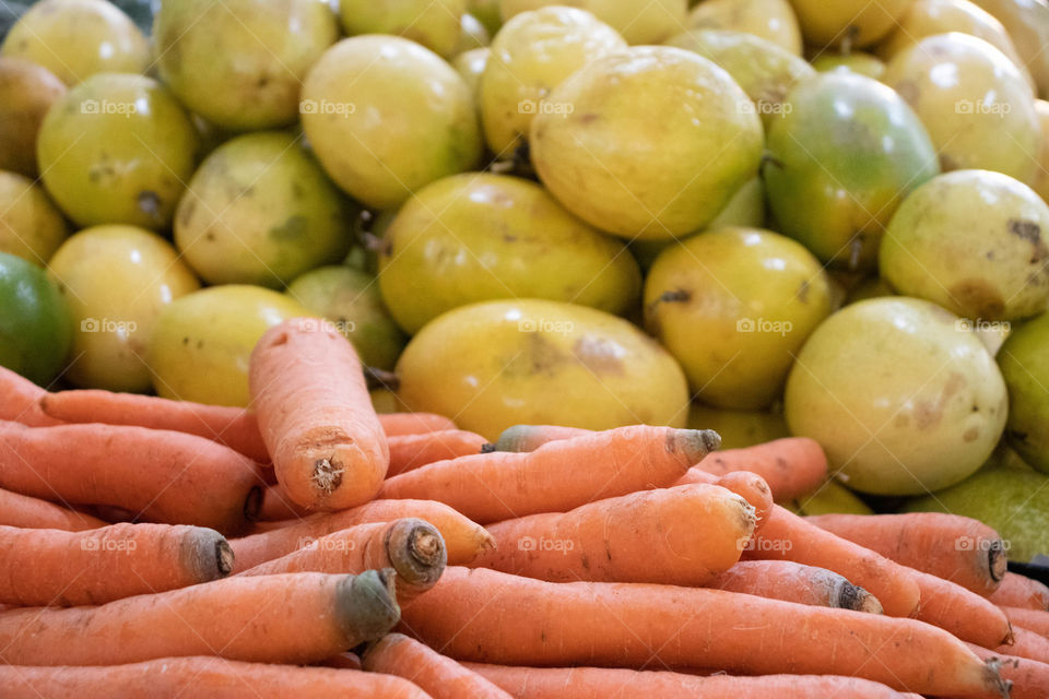 Frutas a venda na banca da feira.