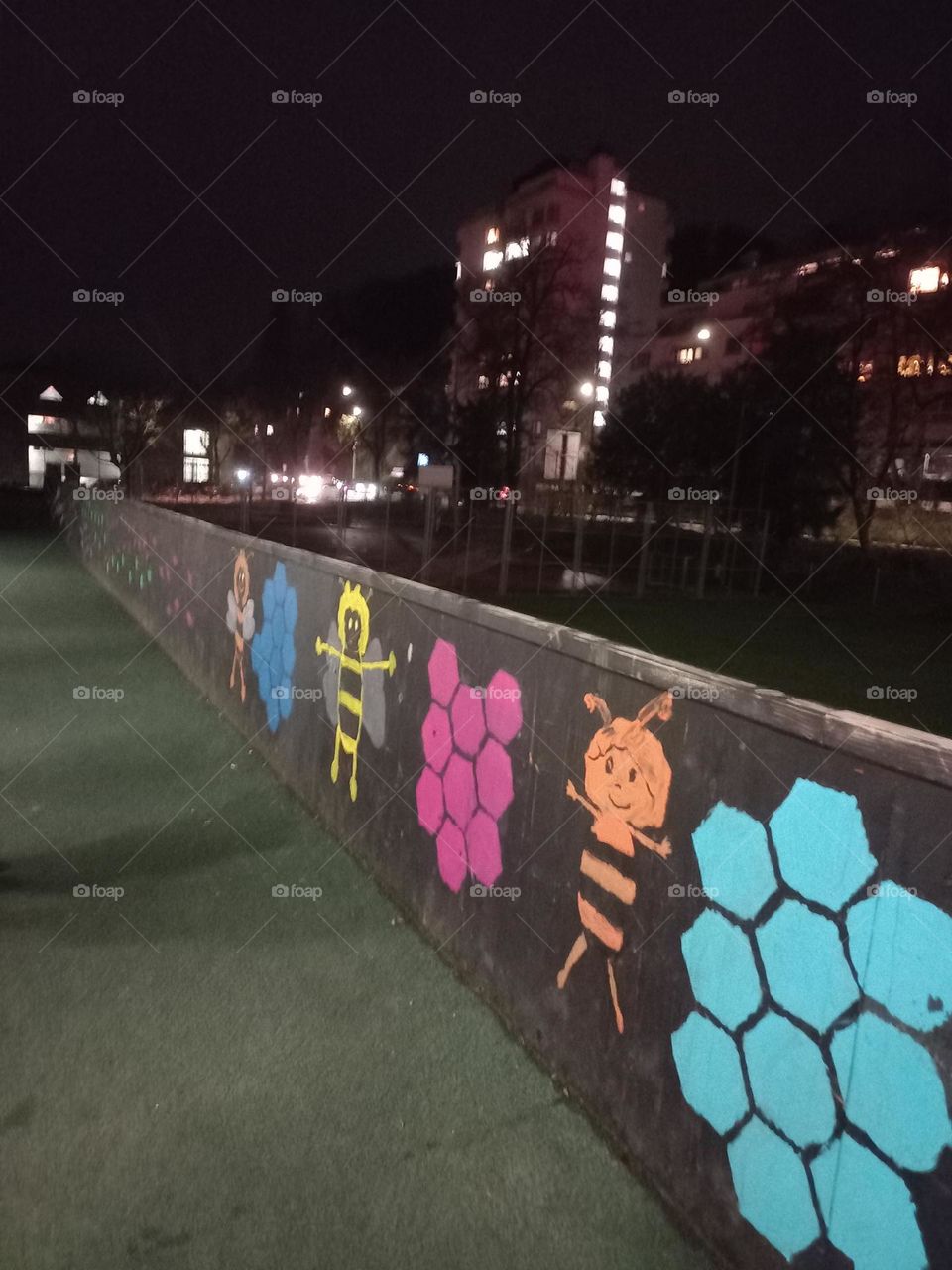 As luzes das janelas adicionam um toque encantador  e especial na  paisagem  da cidade à noite!
