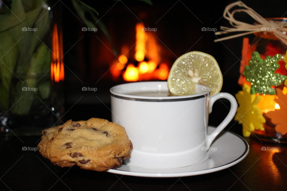 A cup of tea with lemon slice