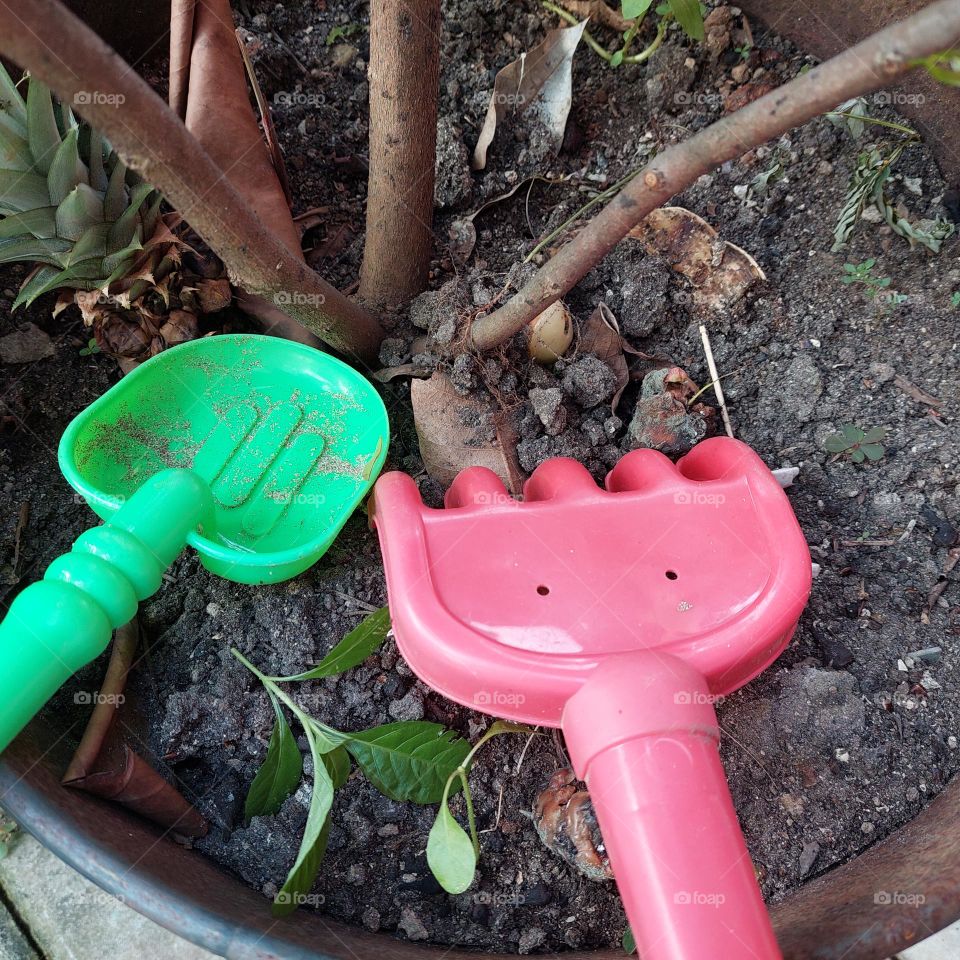 Children's shovel toy for digging soil or sand