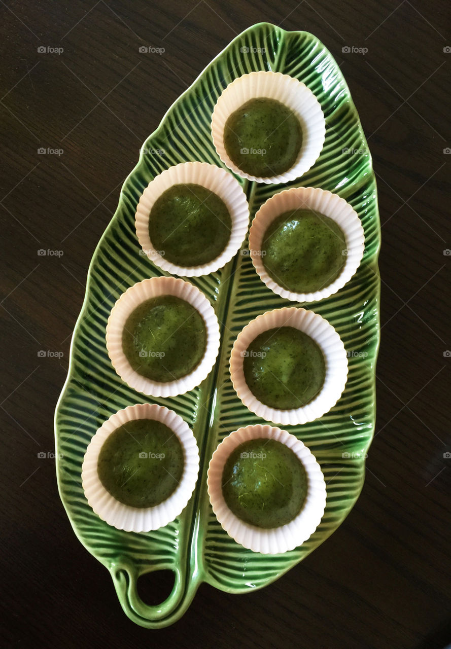 Green sauce in bowl on tray