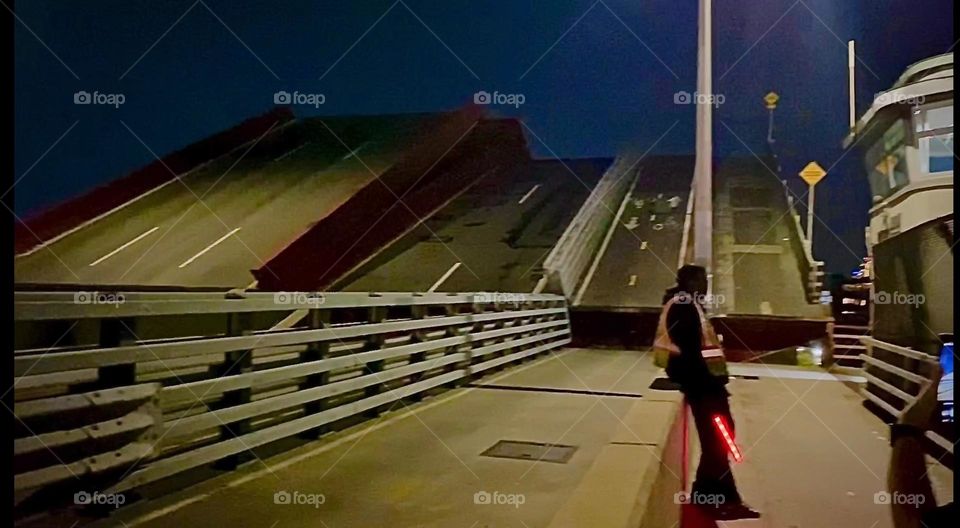 The “Pulaski Bridge” is gradually being lowered down so that it can officially be opened for car, bicycle and pedestrian traffic again. 2022. Hypnotic Productions