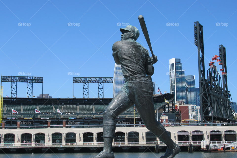 Willie McCovey  statue with ATT park in background