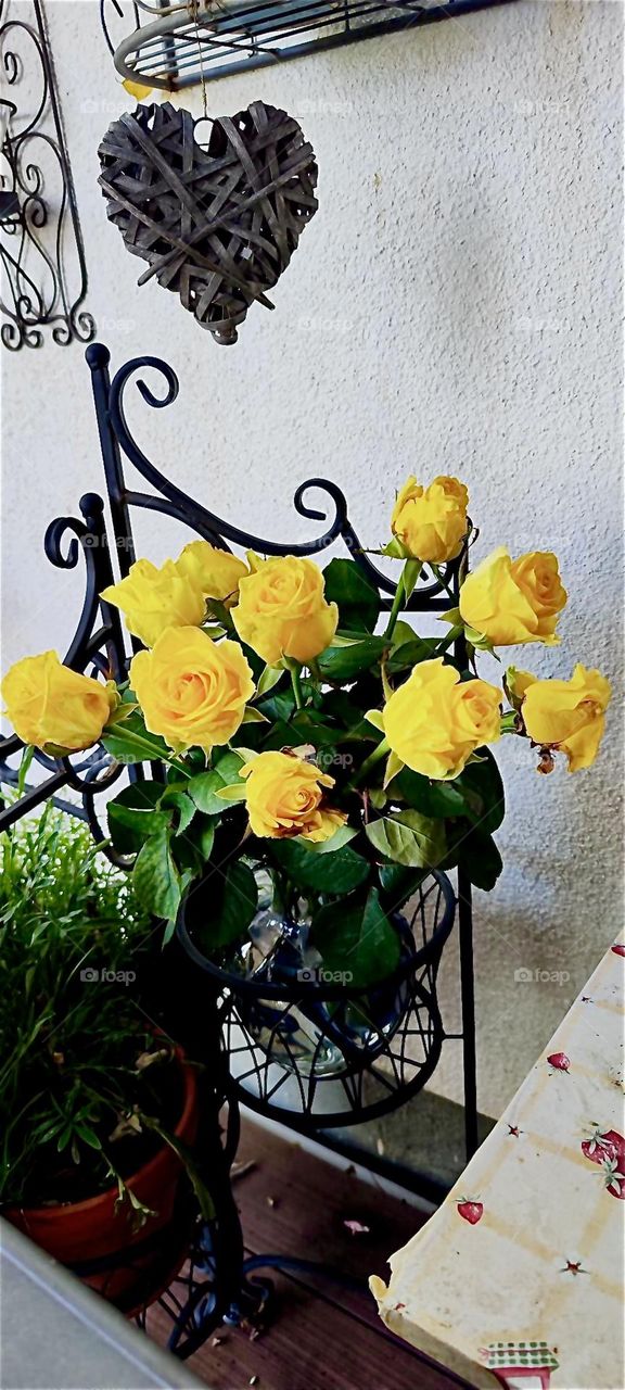 This beautiful bouquet of yellow roses was put together and arranged to celebrate the birthday of our lady in her house in “Straubing”, “Lower Bavaria”. 2024. Hypnotic Productions