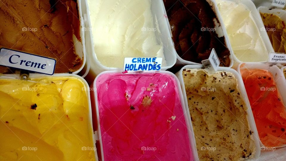 Baldes com sorvetes em sorveteria.