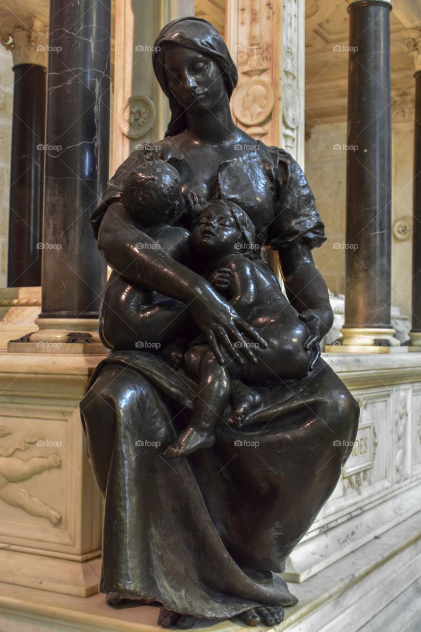 Mother and sons : a statue in the big cathedral of Nantes