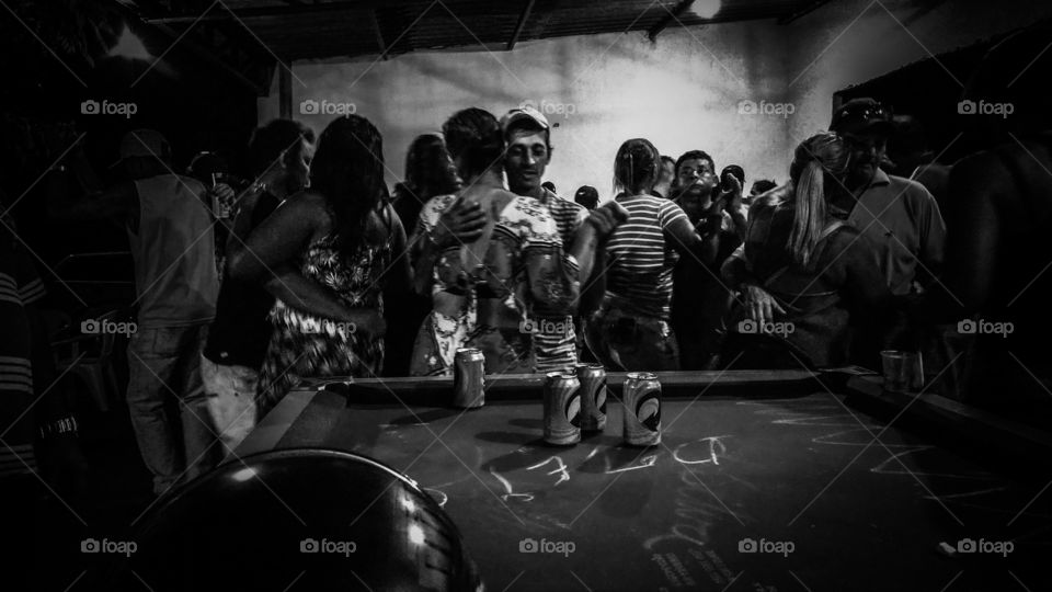 Casais dançando forró em bar.