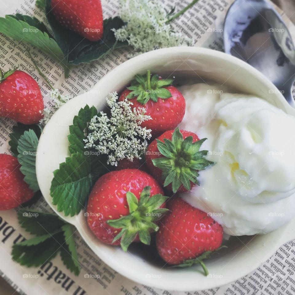 Strawberries with cream in bowl