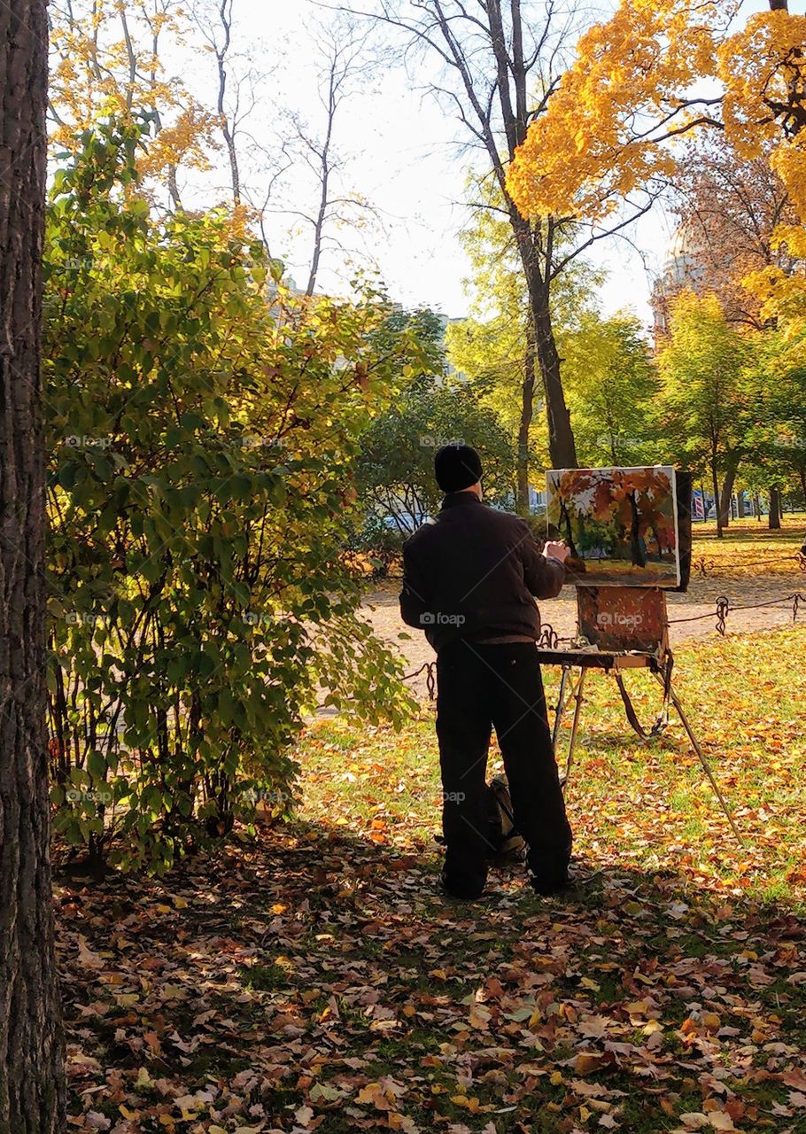 The artist paints an autumn landscape in the park 🍂🍁🎨🧑‍🎨