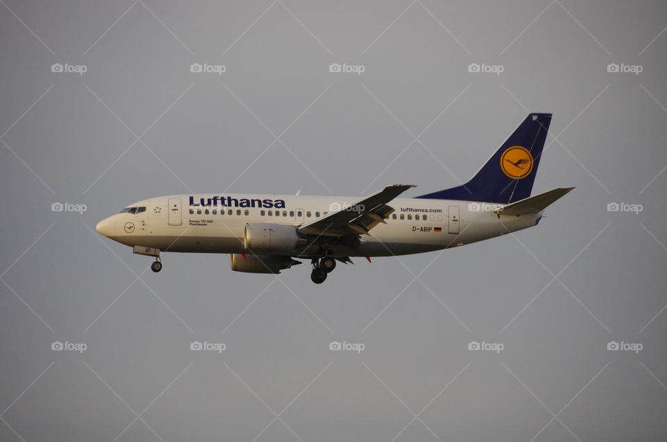 Lufthansa Boeing 737 short before landing