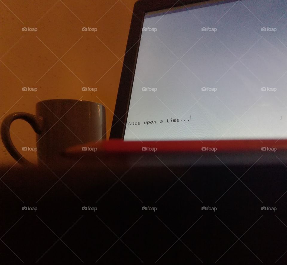 ordinateur , crayon, tasse