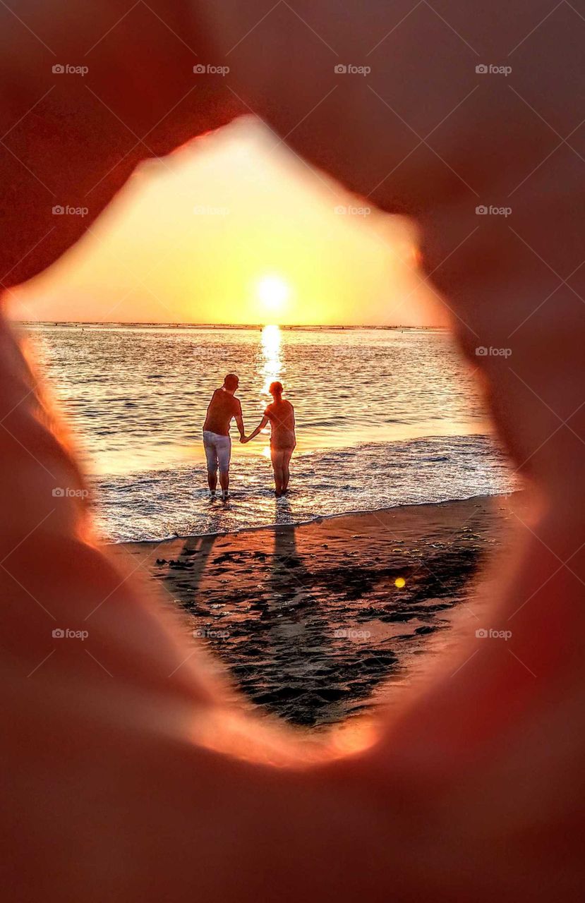 yesterday sunset at the seashore, a couple, the reflection, the sea waves all are
beautiful, the dusk full of love. had a romantic feeling.