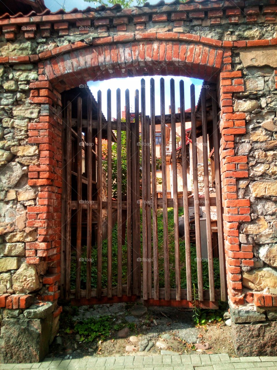 "The photograph gives constant reference to the rectangle. This forces any idea into the confines of pictorial illusionism."
~Dennis Oppenheim