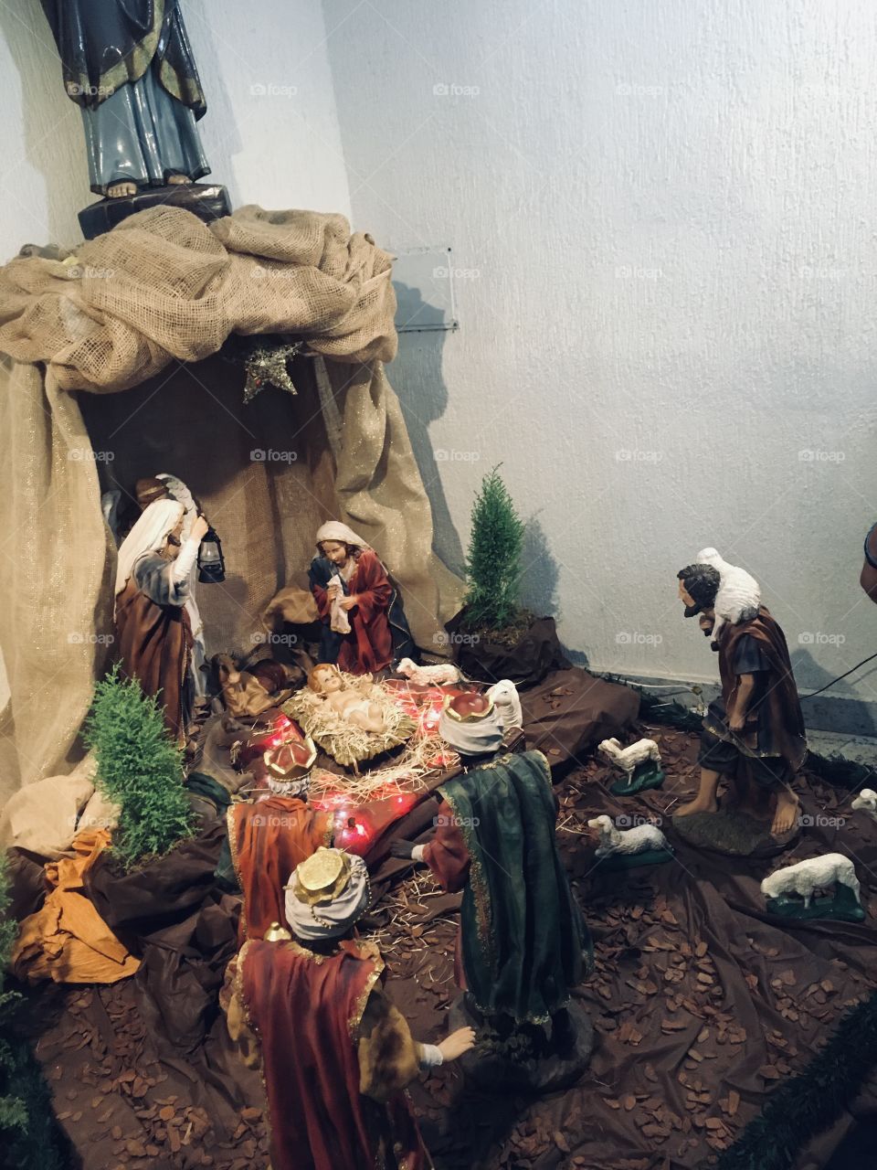 The cribs are part of the holiday parties.  Long live Jesus, who comes to bring peace, whose Christmas feast highlights that!
 / Os presépios fazem parte das festas natalinas. Viva Jesus, que vem trazer a paz, cuja festa do seu Natal realça isso!