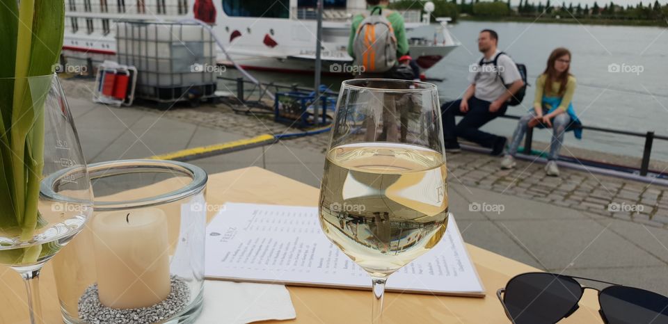 Chillen am Rhein mit einem Glas Wein