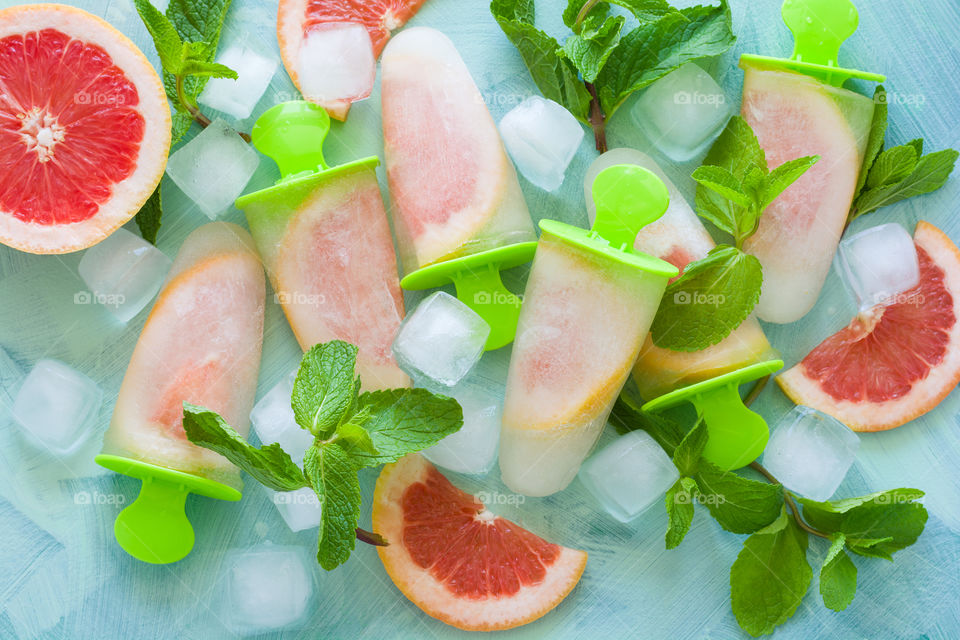 Homemade grapefruit popsicles with ice and mint