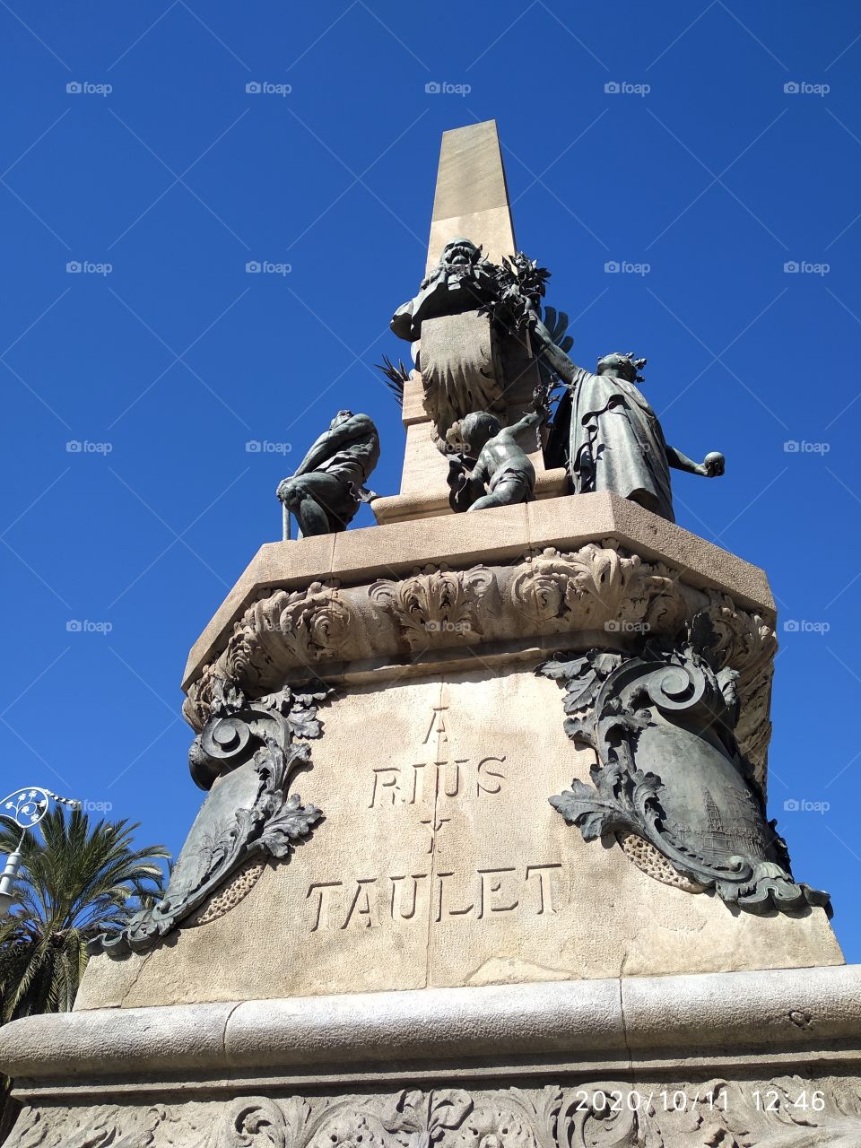 monumento en la plaza
