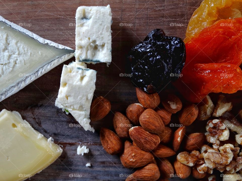 Artisanal cheese and nut hors doeuvres