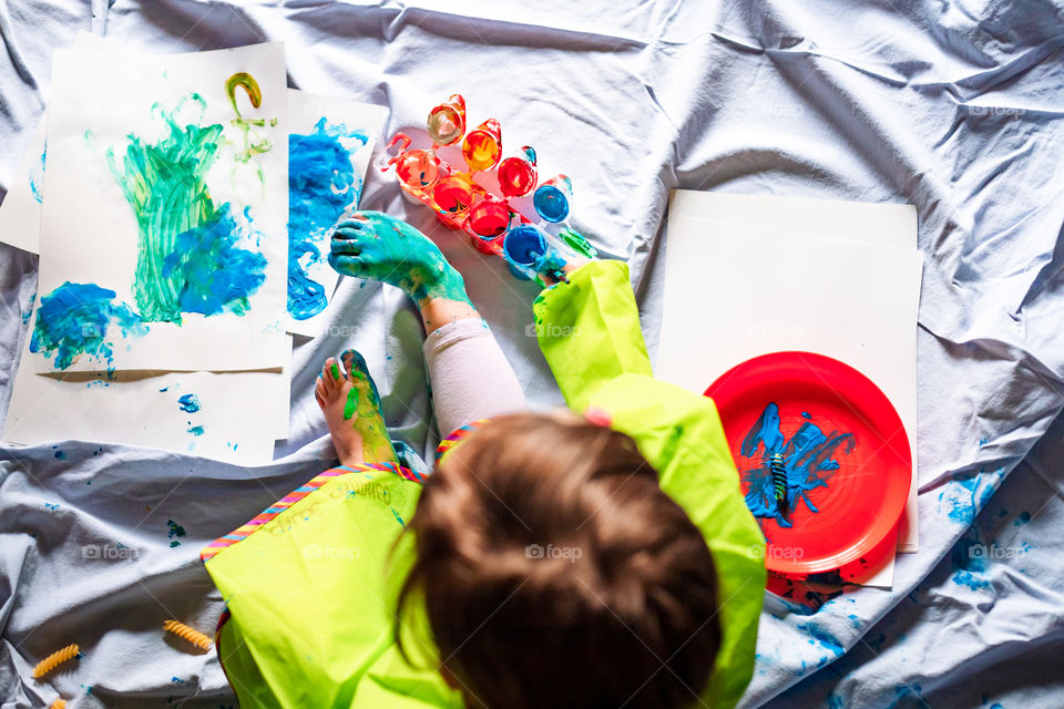 Child while painting at home during the quarantine