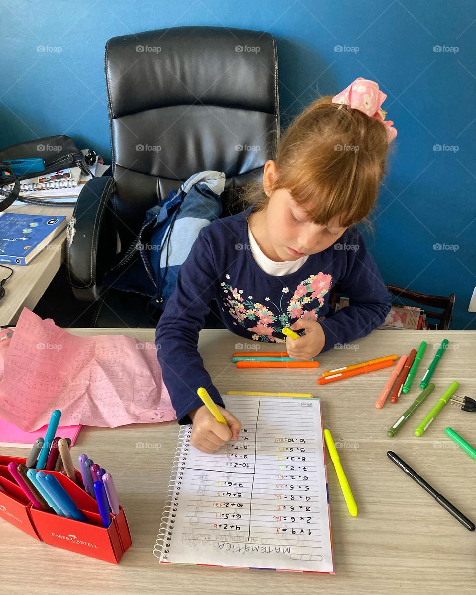 Porque sábado é dia de estudar também…

Como está frio, estamos brincando em casa de escolinha. E a matéria de hoje é: matemática!