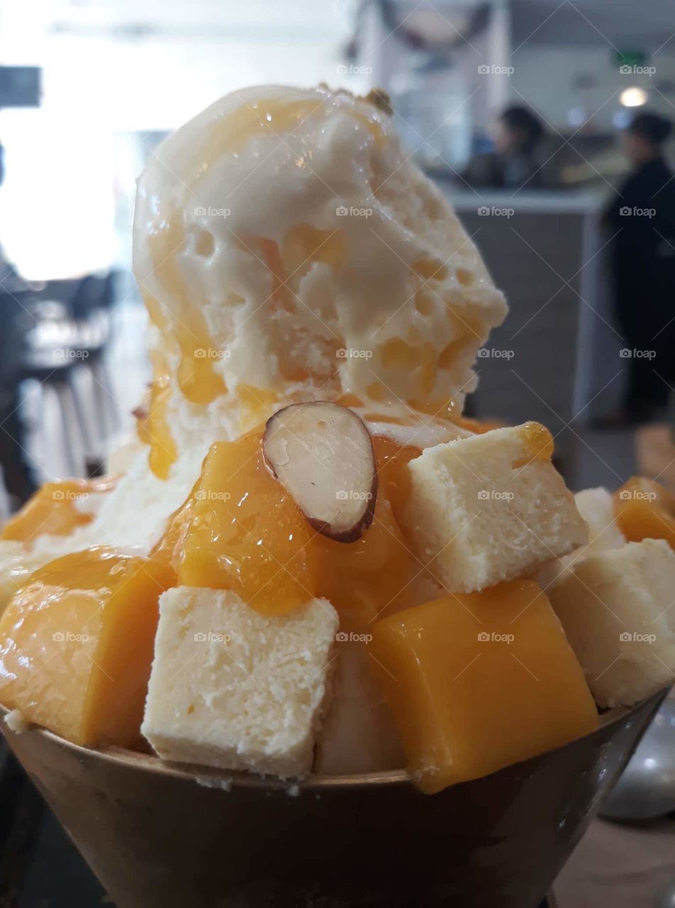 Mango overload: Vanilla ice cream, fresh ripe mango and almonds
