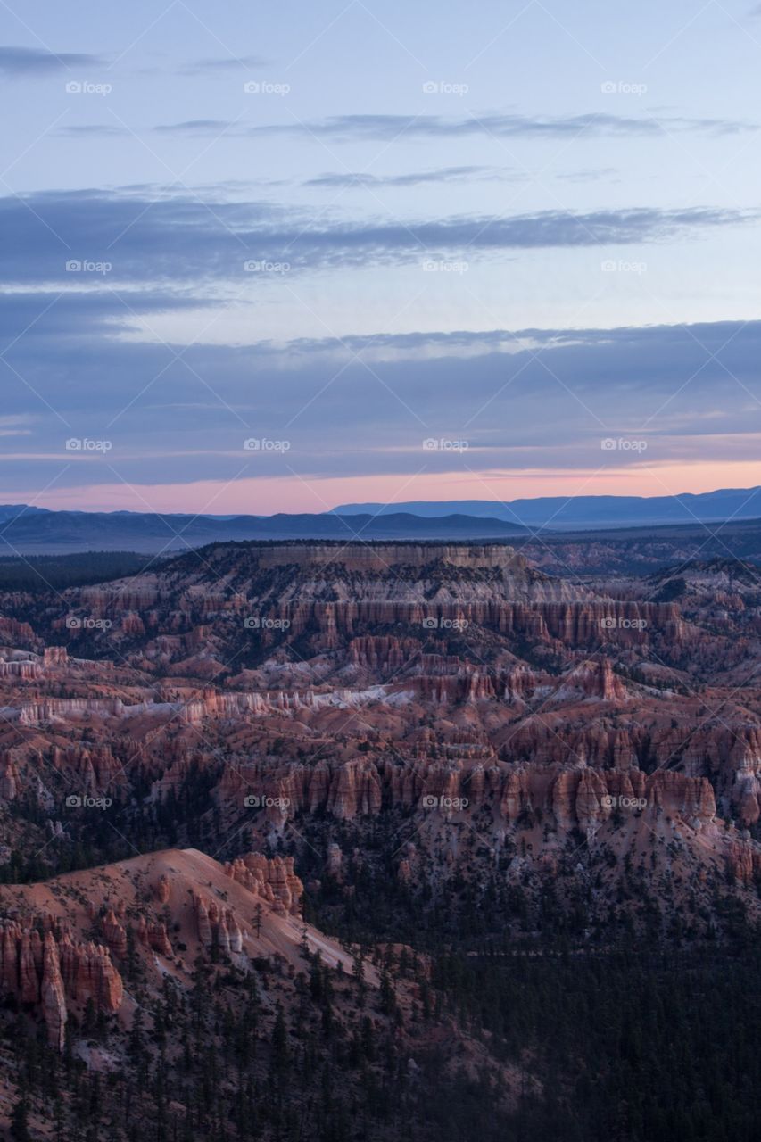 Sunrise over the bluffs if Bryce Canyon 