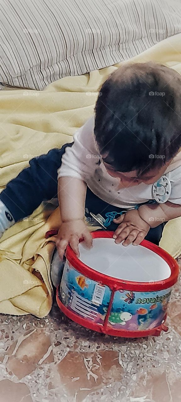 bebé tocando el tambor