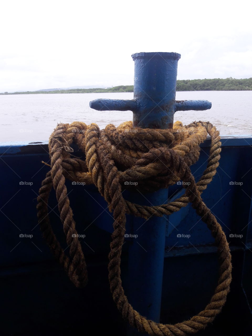 fat rope of anchor tie to boat n released when at port