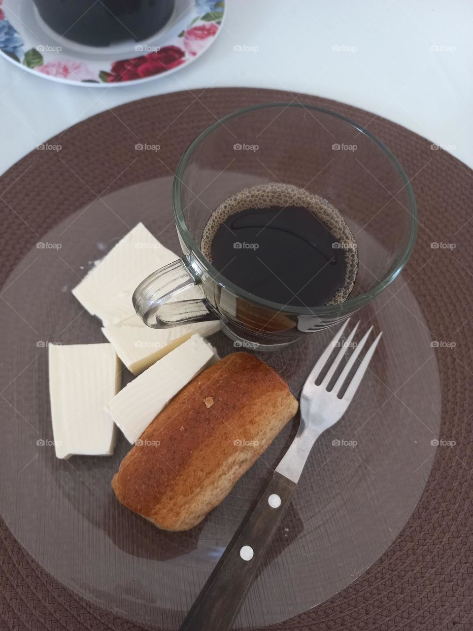 O café é a bebida mais consumida pelo brasileiro.  Preto, com leite, expresso, pingado, capuccino ou com chantilly. Em xícara ou com um copo. Não importa, como e onde, o café é servido, a bebida continua sendo uma das preferidas do brasileiro.