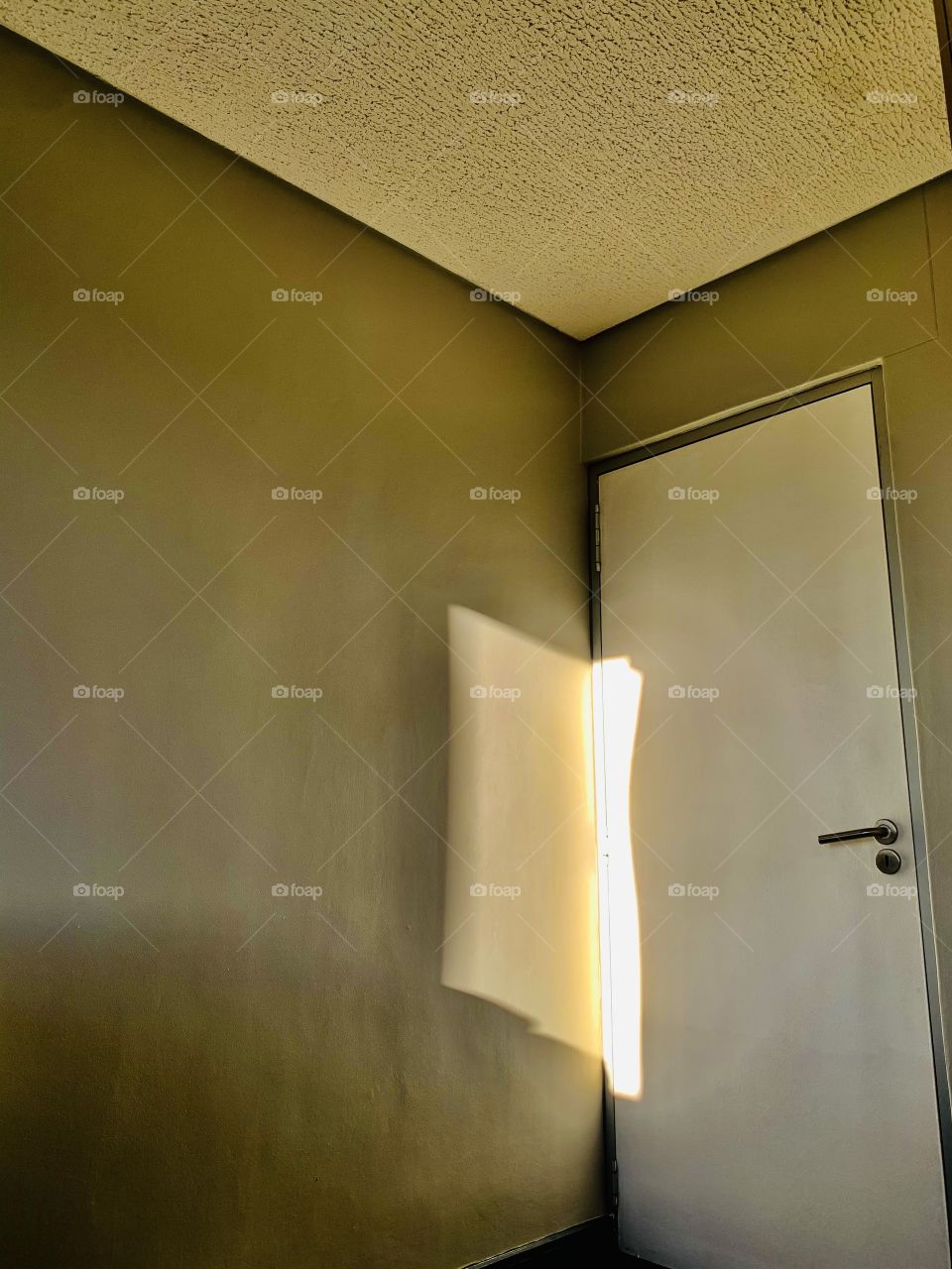 As the sun sets, some rays pop up in my bedroom. Perfect time for my beautiful selfies.