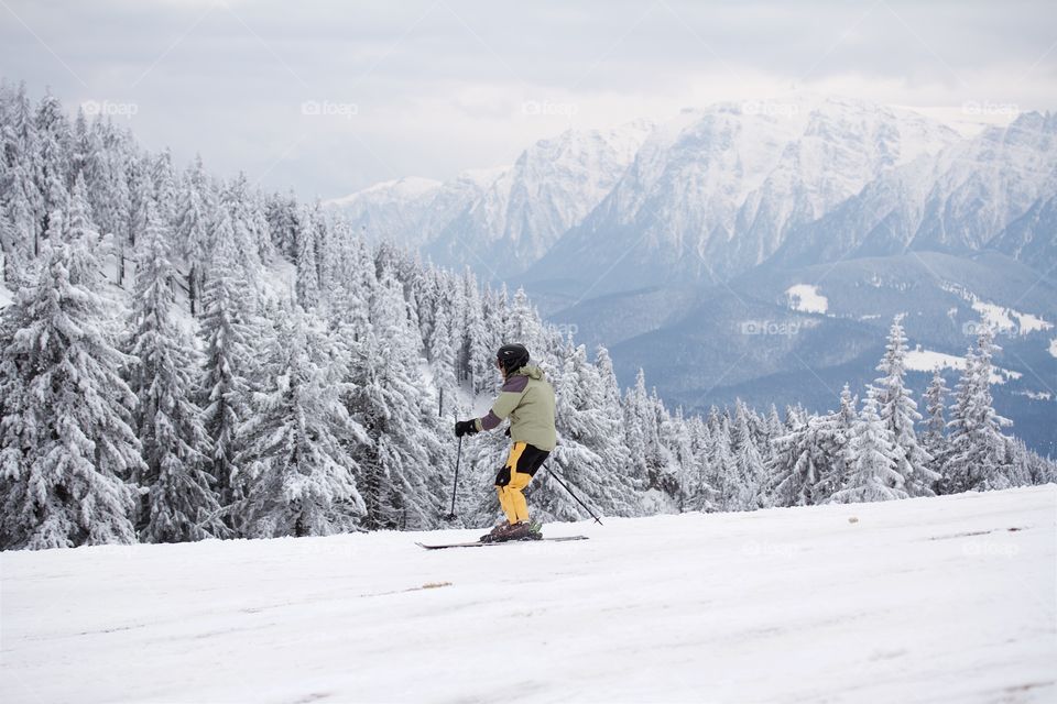 Man skiing in peak Postavarul 