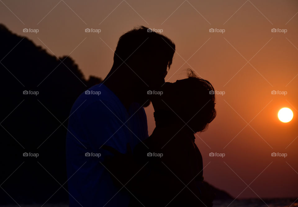 kissing sunset couple romance love vacation trip