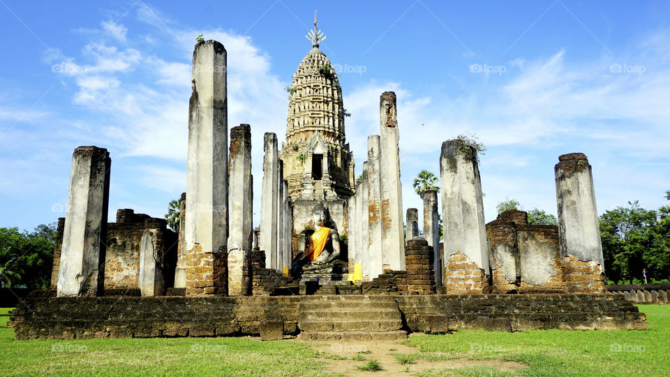 Wat sri satchanalai temple approach, world heritage, Sukhothai, thailand
