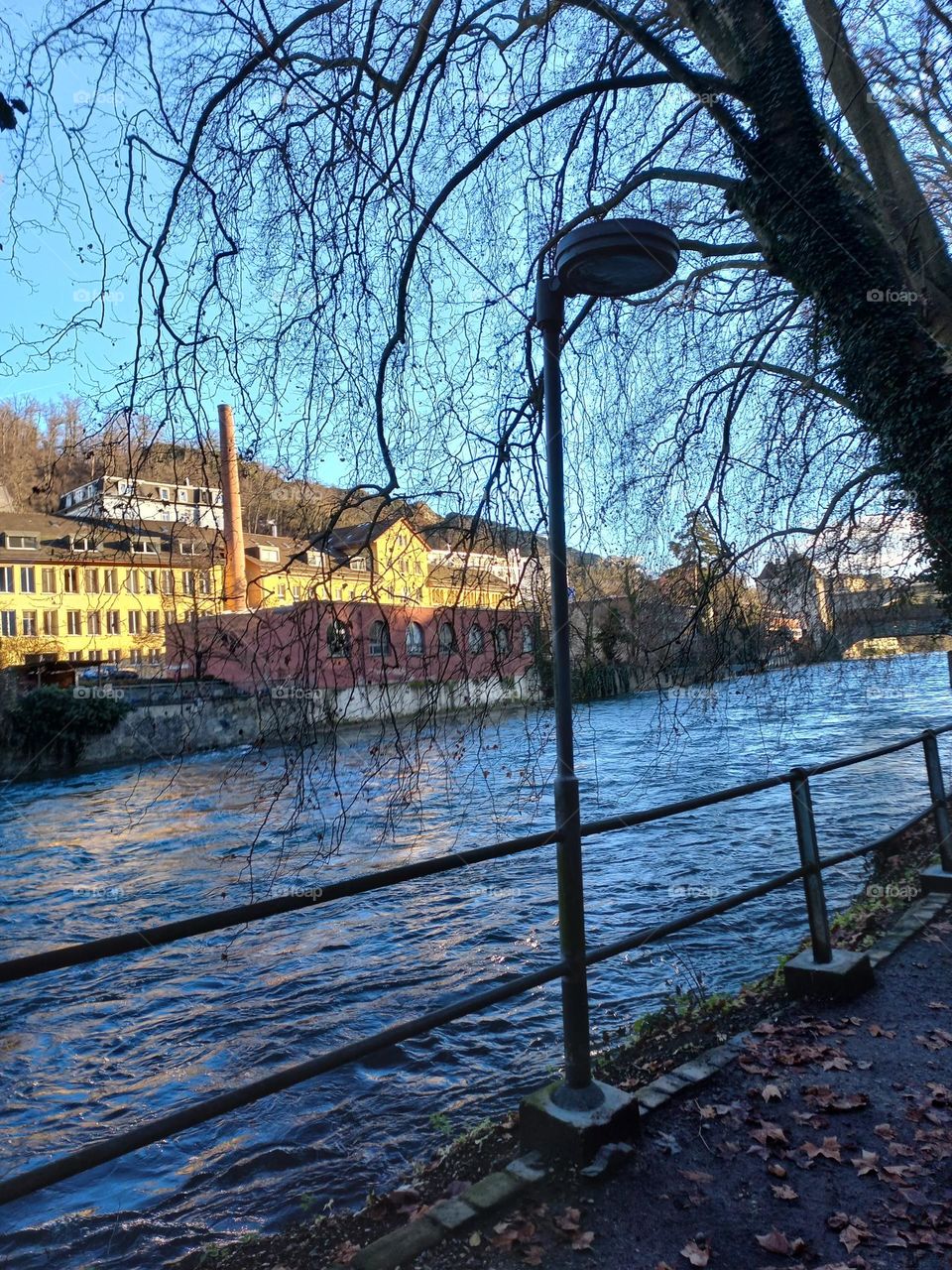 As cores do inverno no Hemisfério Norte, são geralmente escuras, frias e brilhantes, como o cinza,   o marrom, o verde escuro,  azul marinho e o vinho....
